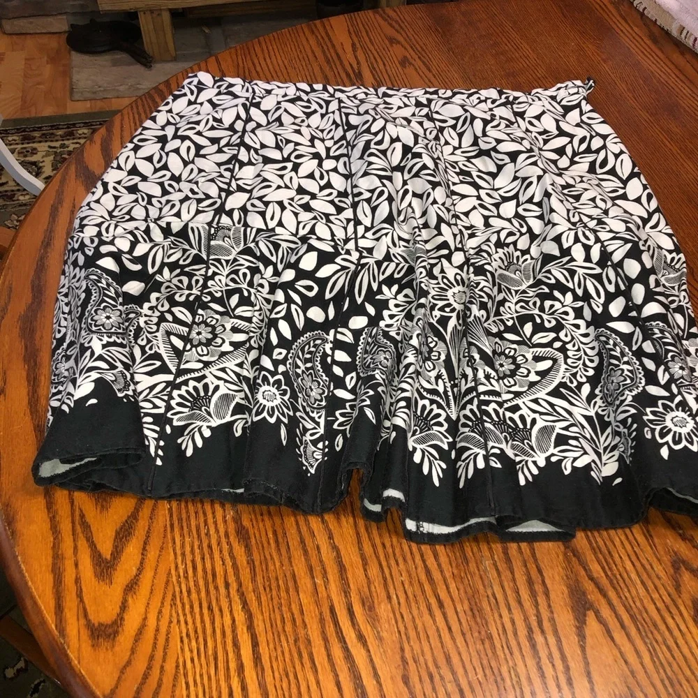 DRESSBARN WOMAN SIZE 20 W BLACK & WHITE FLORAL PAISLEY FULL SKIRT.